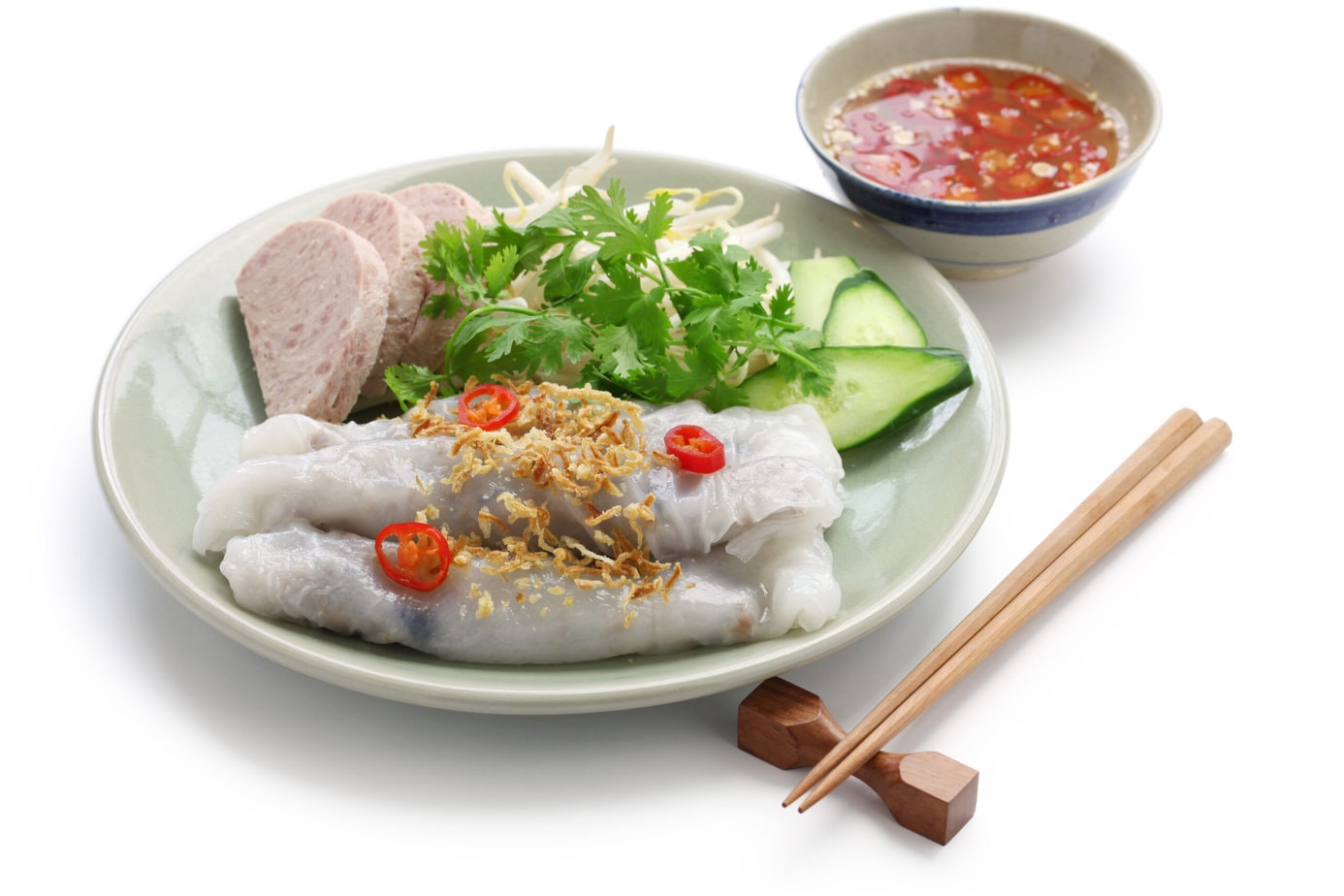 banh cuon avec nuoc cham sur fond blanc