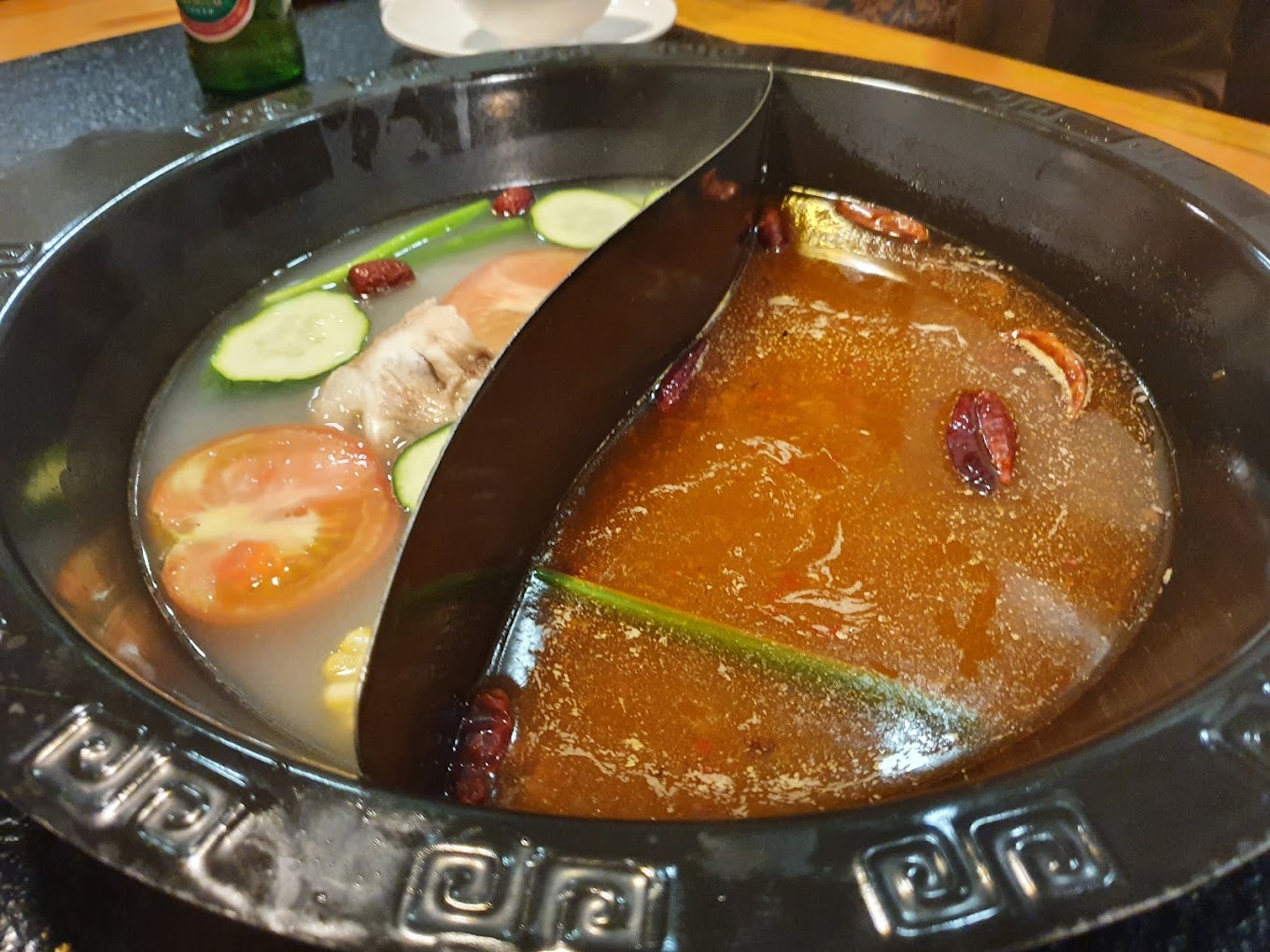 bouillon pour fondue chinoise dans un wok divisé 