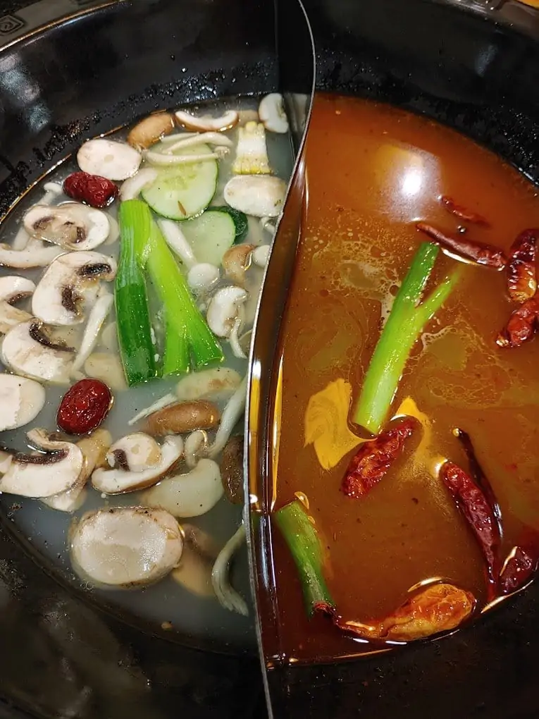 bouillons pour fondue chinoises dans wok ying yang