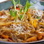 glass noodles sautées dans un bol