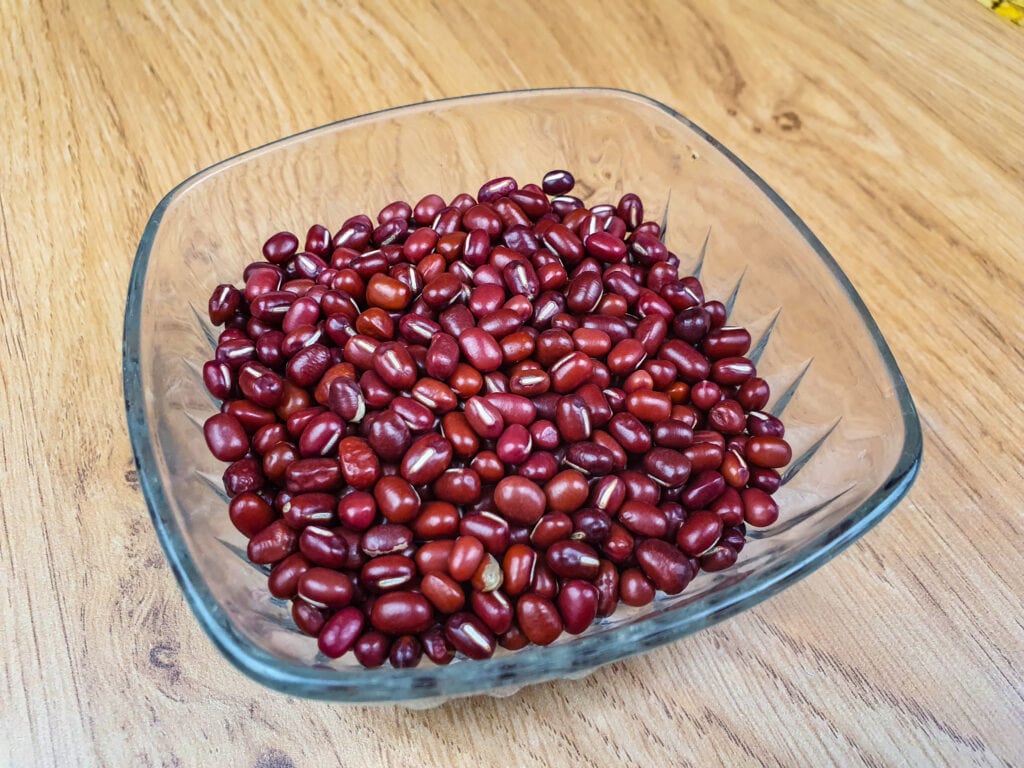 haricots azuki dans une verrine sur fond de bois