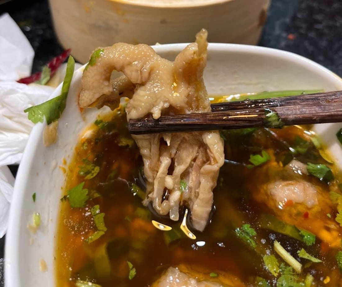 patte de poulet trempée dans sauce pour fondue chinoise