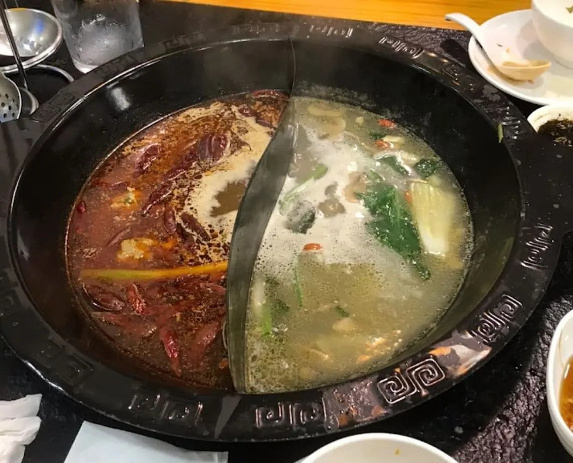 wok divisé en deux pour fondue chinoise