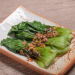 choy sum cantonais sur assiette creuse