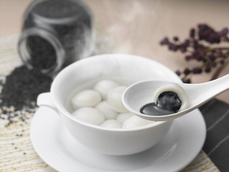 Traditionnels tang yuan au sésame noir dans un bol blanc