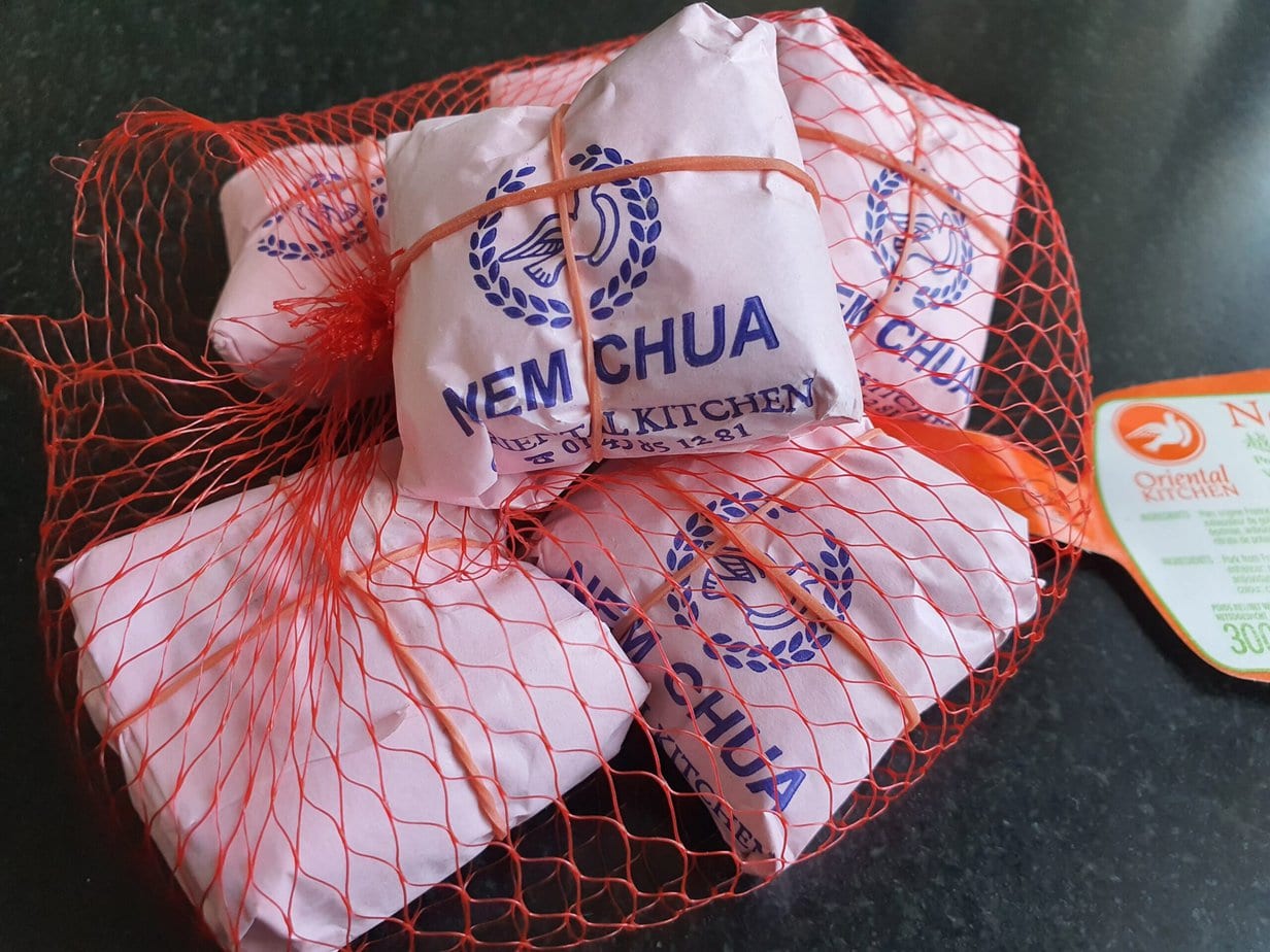nem chua emballé dans un emballage rose sur fond sombre