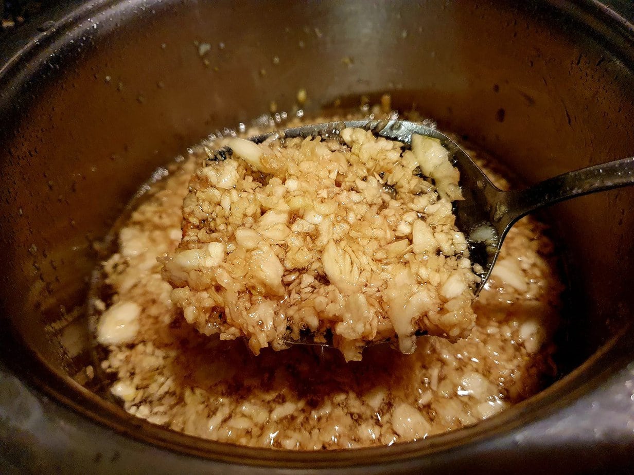 ail frit dans un bol marron
