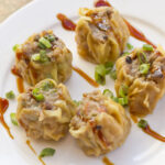 bouchons chinois aussi appelés siu mai sur une assiette blanche