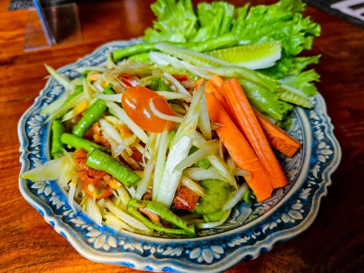 som tam thaïlandais traditionnel - salade de papaye verte