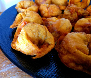 wonton frits dans une assiette bleue