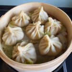 xiao long bao dans un panier vapeur