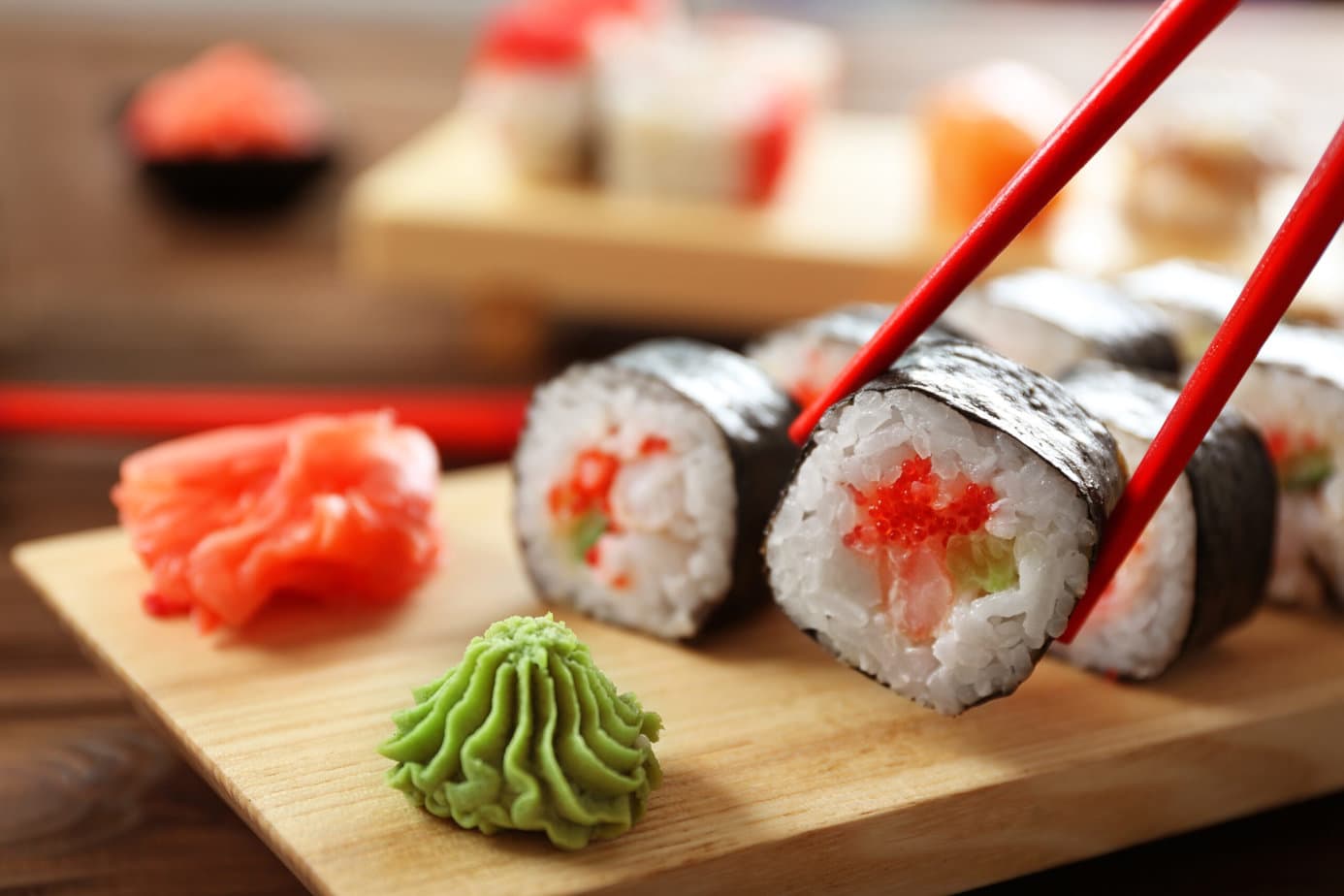 maki sushi au masago sur une planche