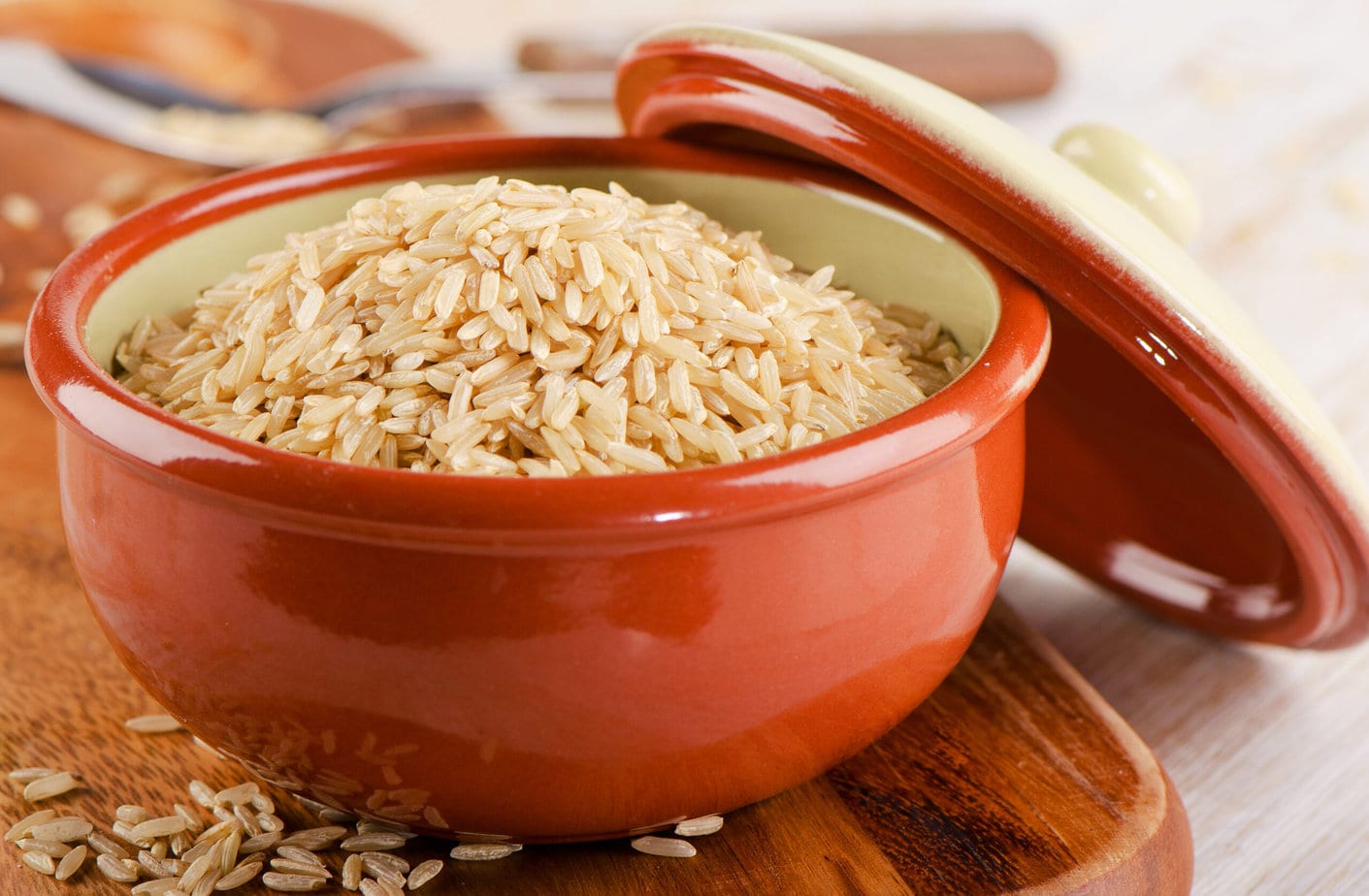 Arroz integral en un bol de barro