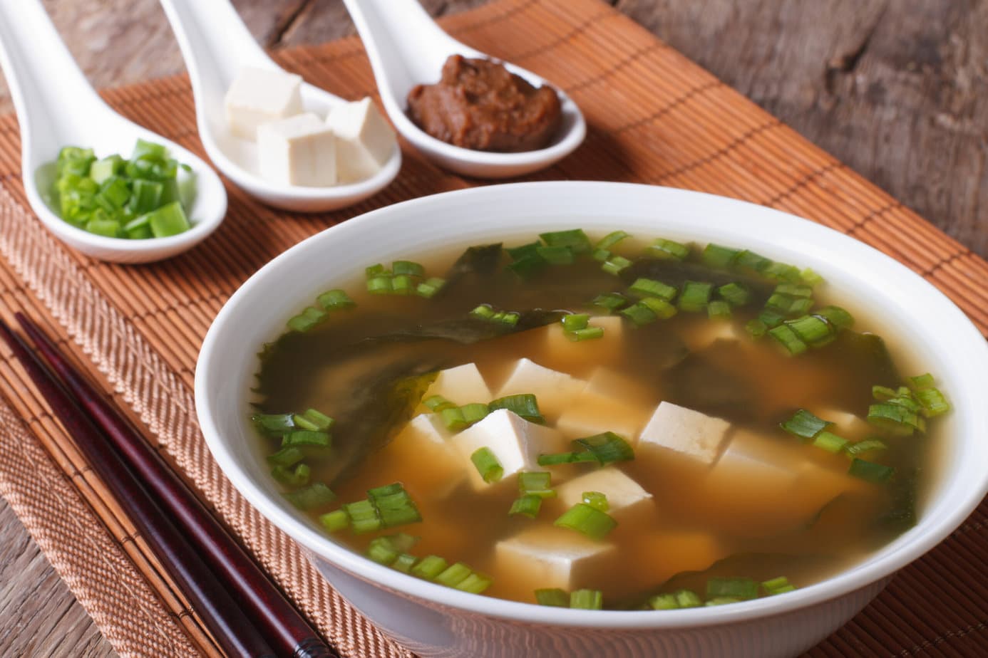 soupe miso sur un petit set de table