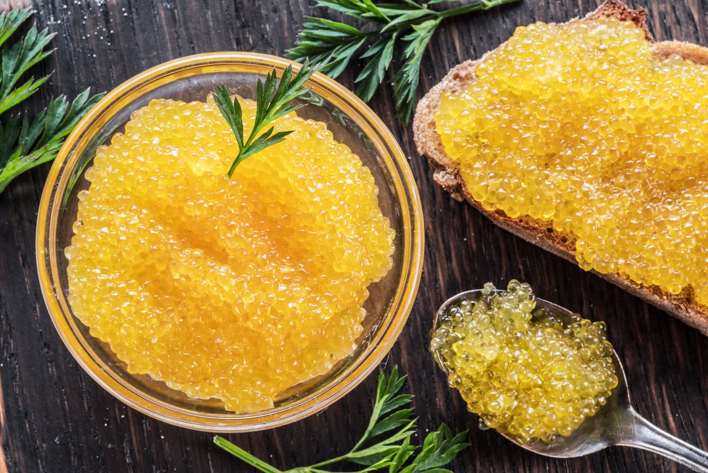 tobiko jaune doré dans verrine 