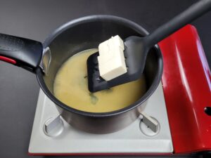 dés de tofu mis dans une casserole noire