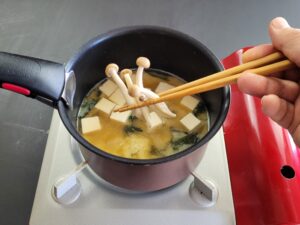 champignons shimeji mis dans une soupe miso