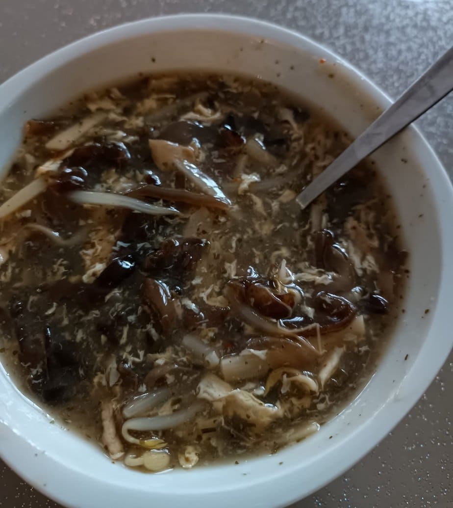 potage pékinois dans bol blanc avec cuillère