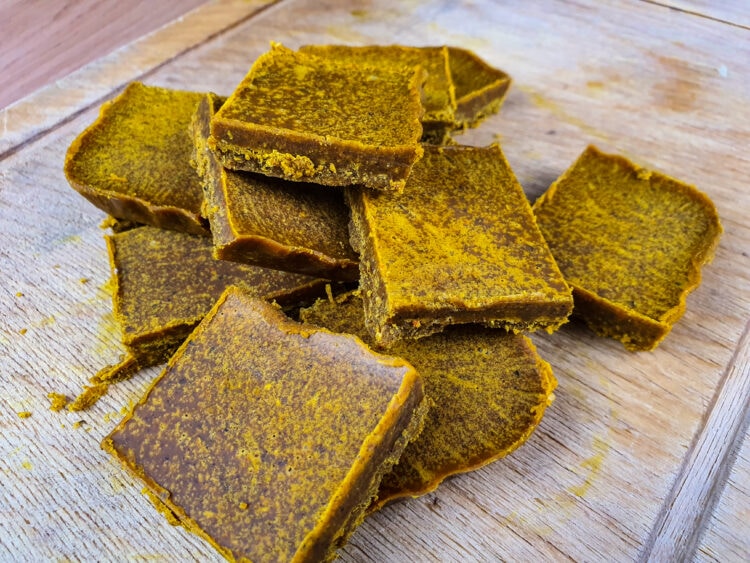 roux de curry japonais sur fond en bois