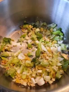 ail gingembre et oignons verts dans une casserole