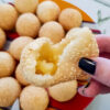 banh cam vietnamien ouvert avec assiette rougel rmeplie derrière