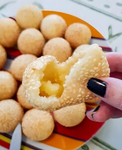 banh cam vietnamien ouvert avec assiette rougel rmeplie derrière