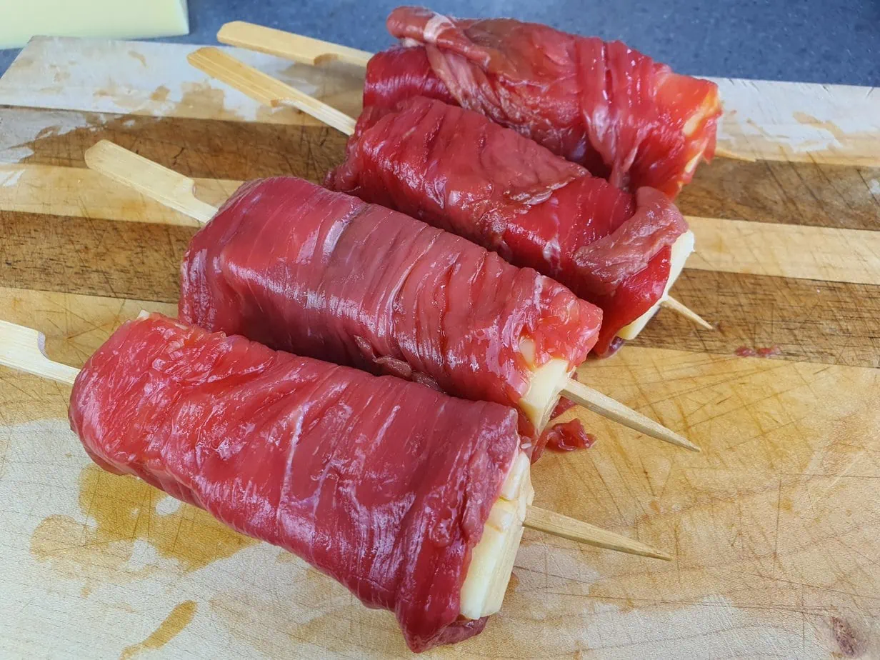 yakitori brochettes de bœuf au fromage roulées crues sur une planche en bois