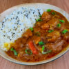 curry japonais avec du riz dans une assiette creuse sur fond de bois