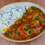 curry japonais avec du riz dans une assiette creuse sur fond de bois