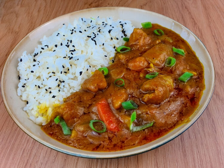 curry japonais avec du riz dans une assiette creuse sur fond de bois