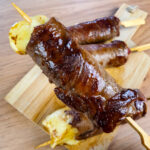 brochette de bœuf au fromage yakitori sur fond en bois