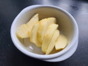 pomme en quartiers dans un bol blanc