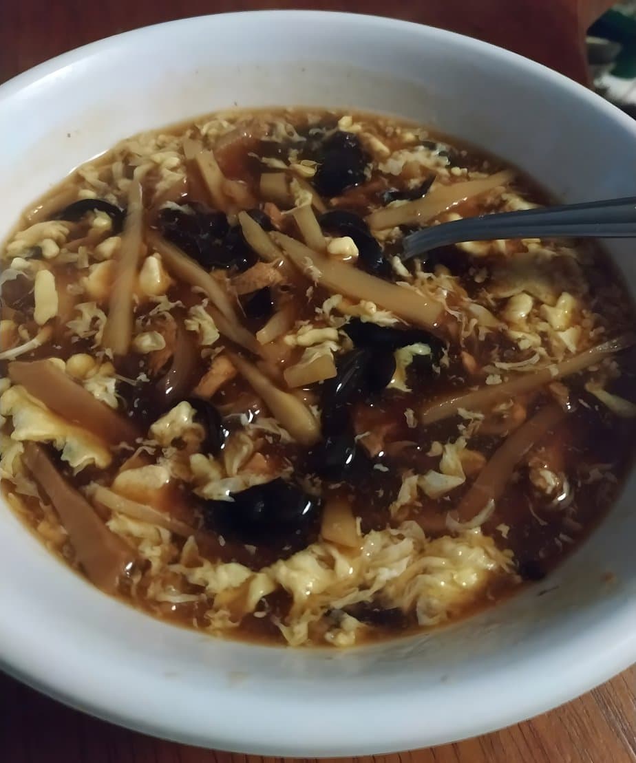 potage pékinois dans un bol blanc