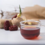 Thé chinois au jujube Jiangzao avec gingembre en arrière plan