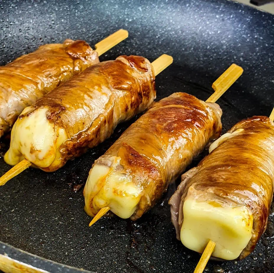 yakitori brochettes de bœuf au fromage dans la poêle finies de cuire