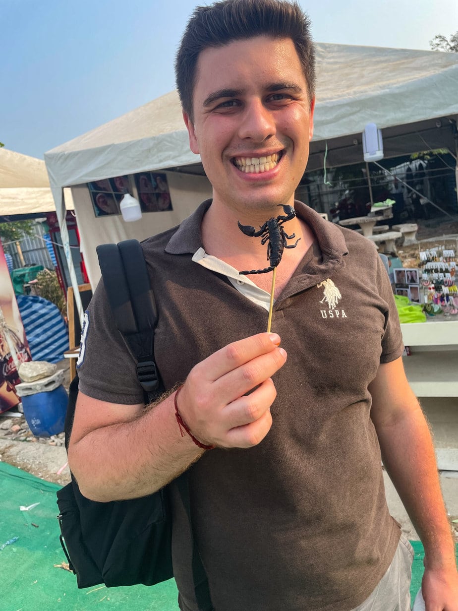 marc winer mangeant un scorpion en thaïlande