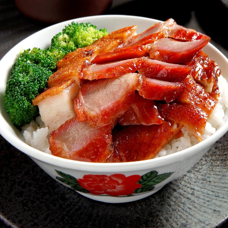 porc laqué chinois char siu en-tête dans un bol blanc avec des brocolis