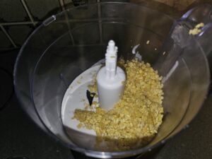 haricots mungo cuits à la vapeur et mis dans le blender avec du lait de coco et du sucre