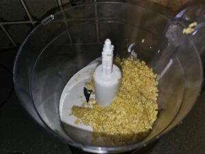 haricots mungo cuits à la vapeur et mis dans le blender avec du lait de coco et du sucre