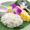 mango sticky rice thailandais sur une feuille de bananier