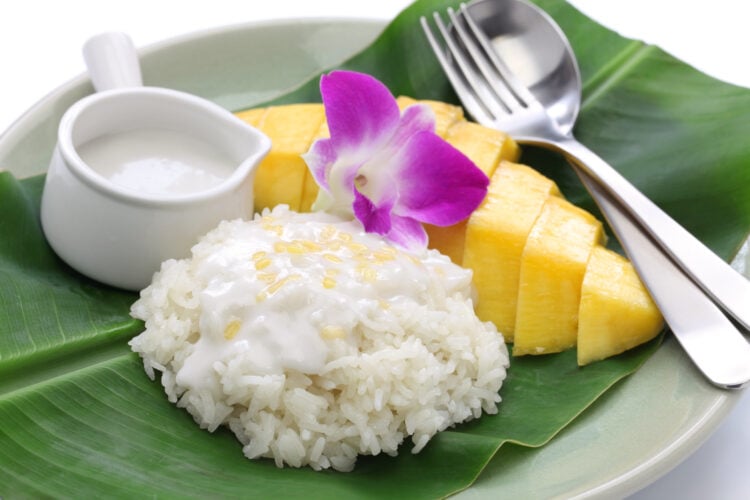 mango sticky rice thailandais sur une feuille de bananier