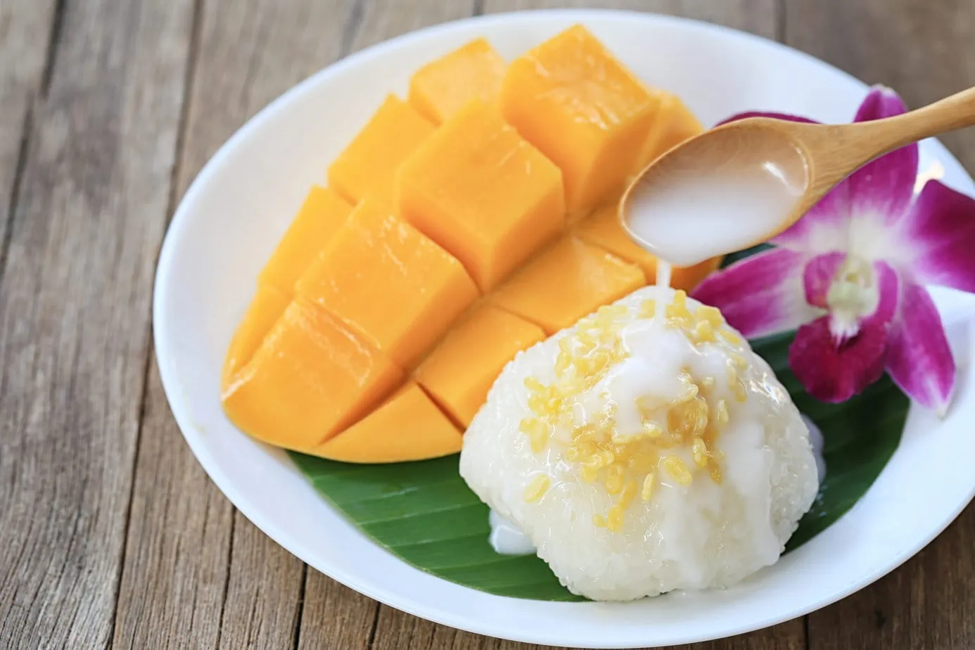 crème de coco versée sur le riz gluant du mango sticky rice