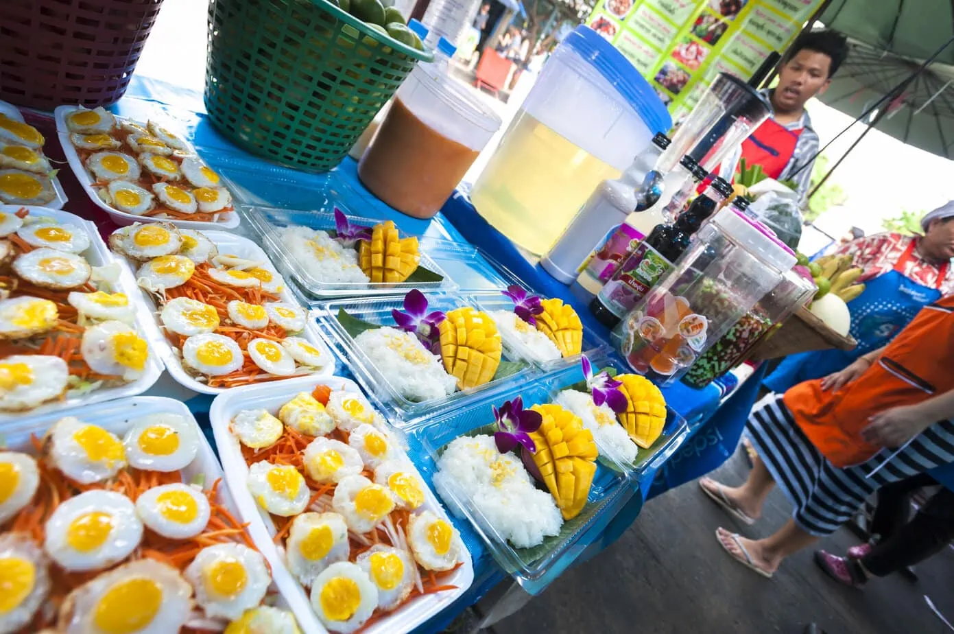 mango sticky rice sur un marché de bangkok