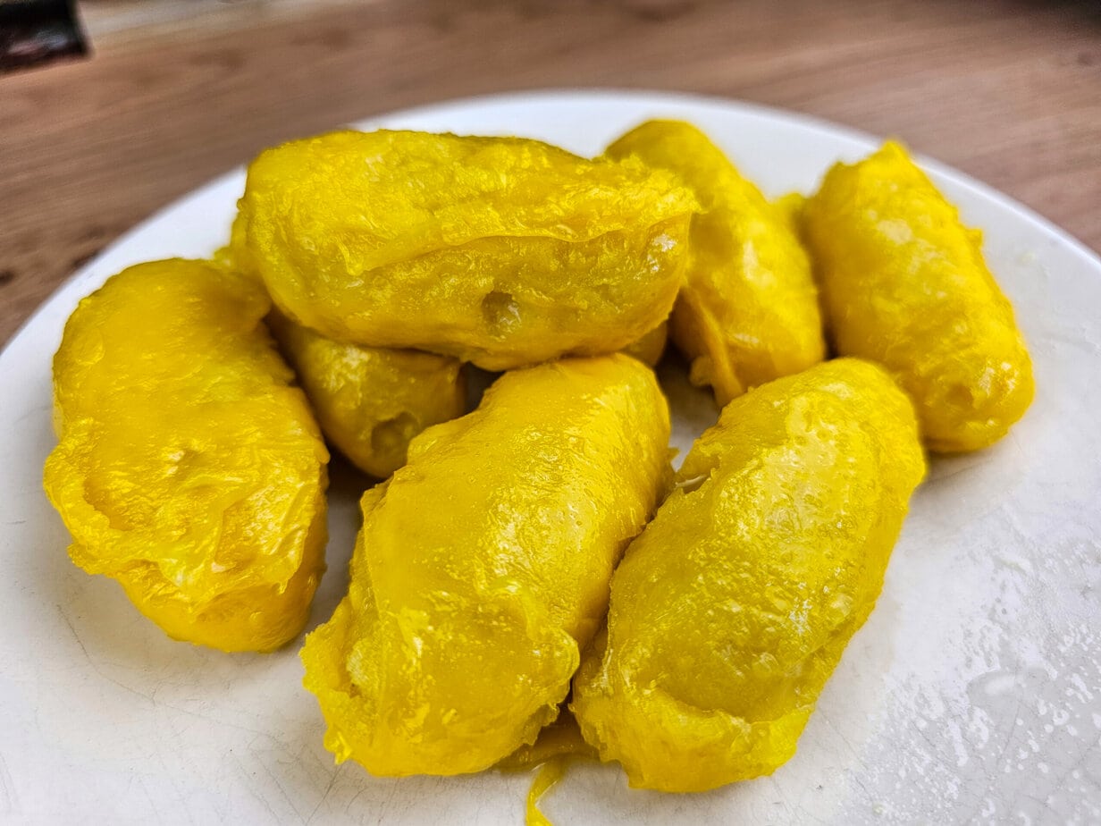 med kanoon déposés sur une assiette blanche