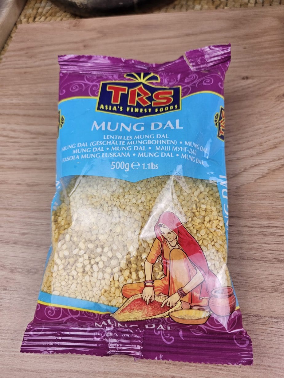 sachet d'haricot mungo dahl sur fond de bois