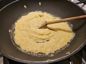 pâte de haricot mungo dans un wok
