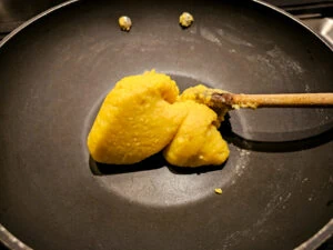 pâte cuite de haricots mungo dans un wok