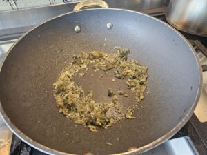 feuilles de moutardes dans wok