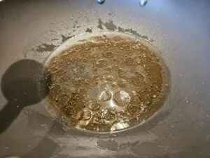 ingrédients pour sauce poisson assaisonnée en ébullition dans un wok