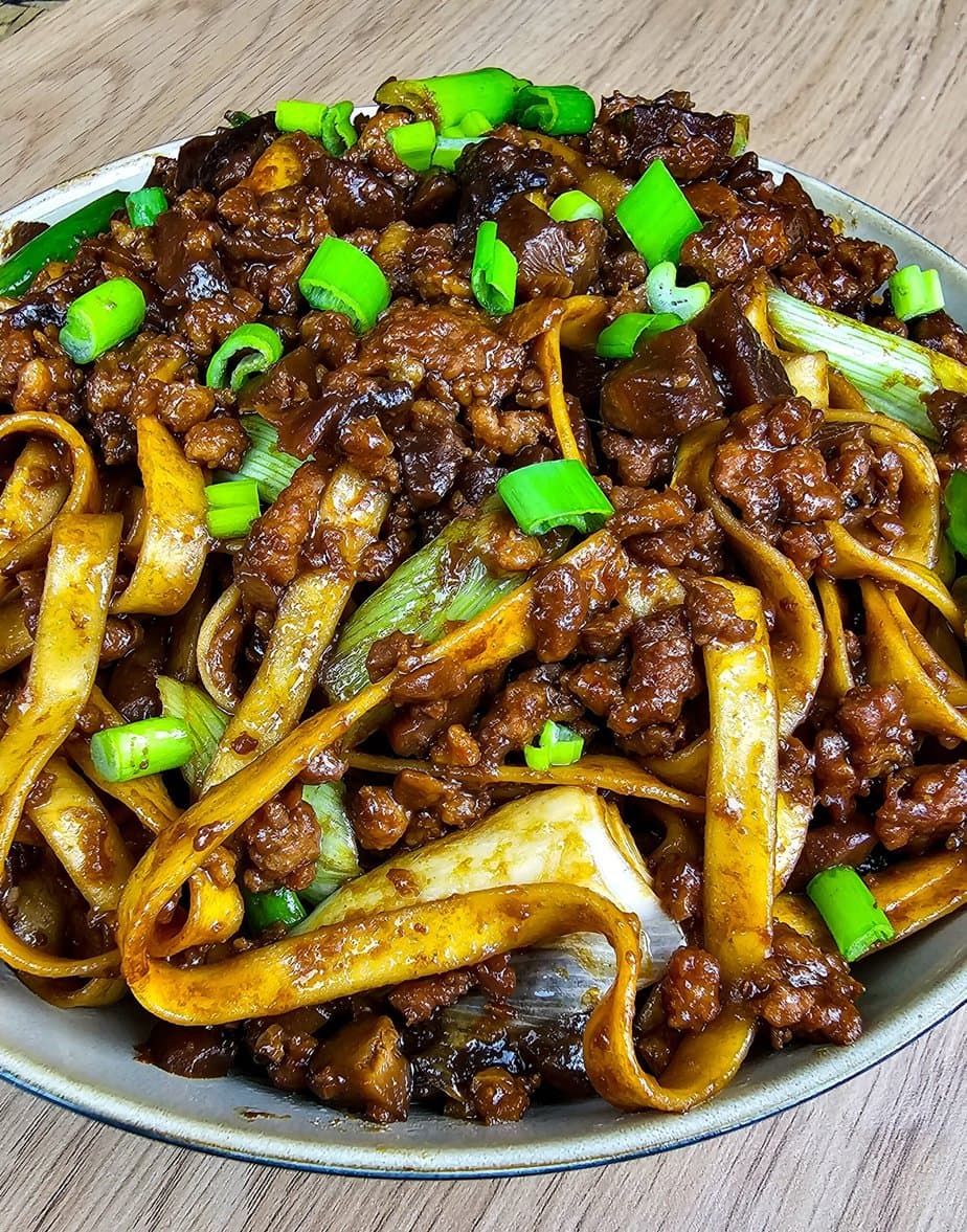 nouilles zhajiangmian en gros plan